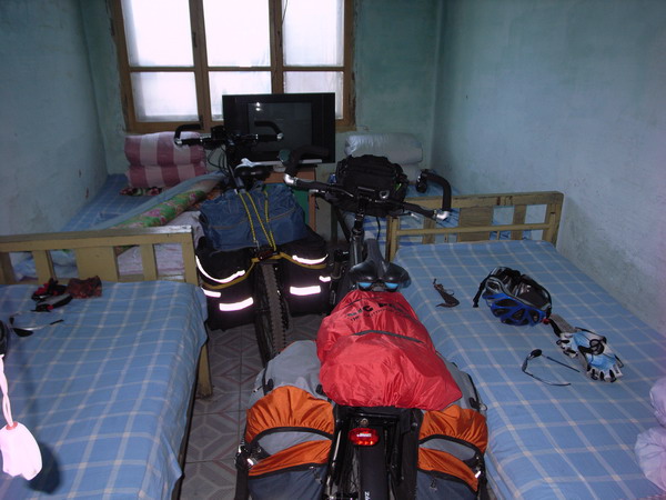 在白银纳住的旅店，每人十块