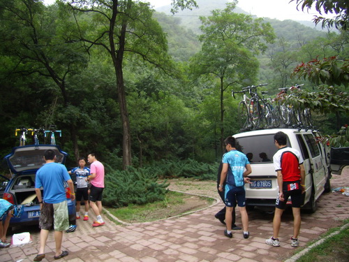 到达东方红，卸车卸人，准备开骑！