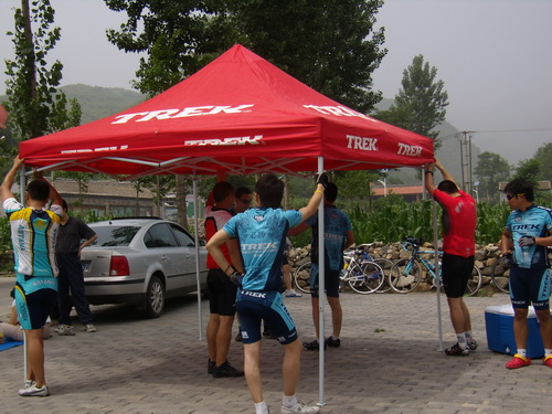 开帐篷，准备野餐