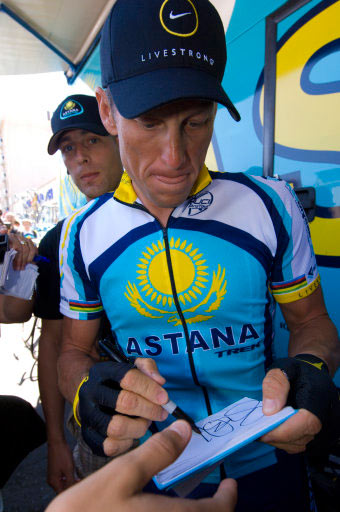 图为阿姆斯特朗为车迷签名。