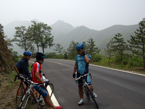 途中小歇，商量下一个坡是强攻还是智取.