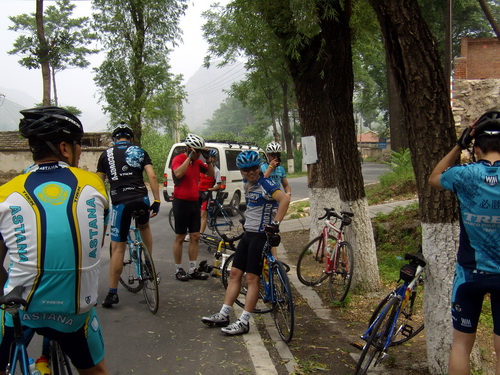 TREK的同志们各个行头专业，设备精良--简直一只TREK车队！