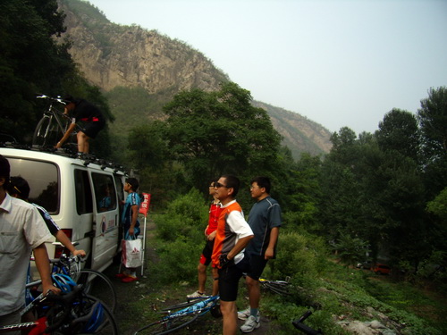 同志们骑车归！骑回出发地-东方红,人车打包，准备回城