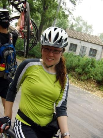 真得累得不行了，为照相留念勉强挤出笑容