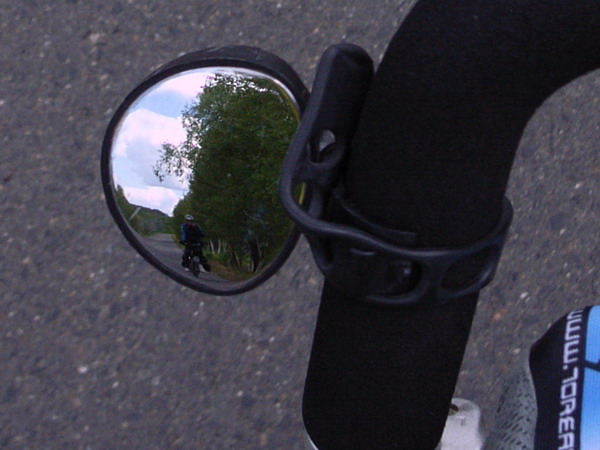 反光镜里的的小吴