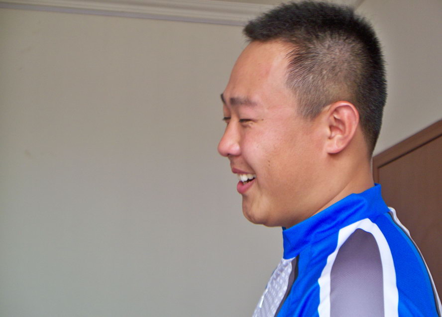 大头，他的头像是光屁股骑车女