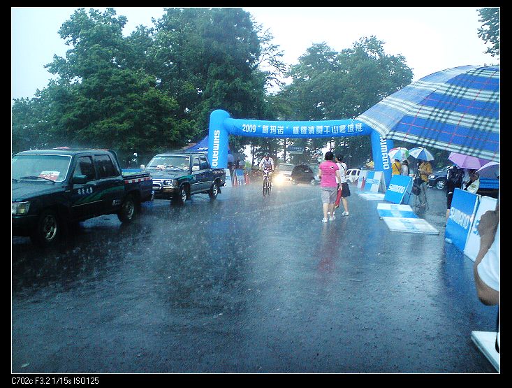 在山顶终点。雨好大！！