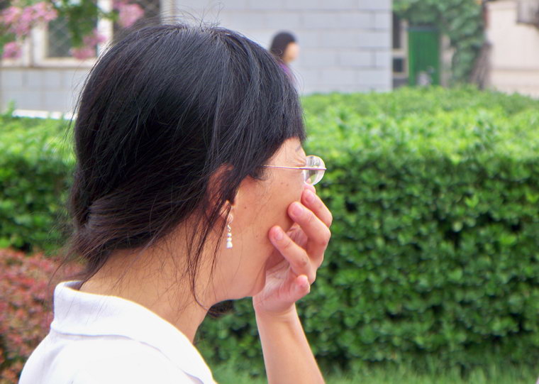 yuer笑啥呢，还是偷笑