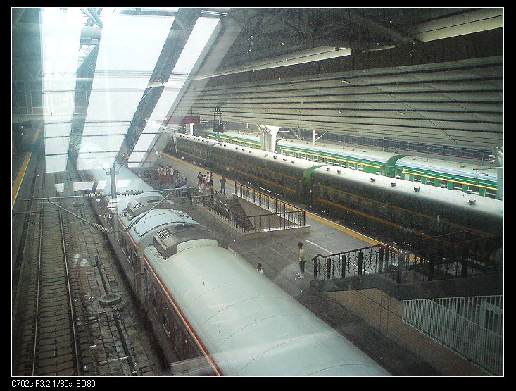 站台像个火车博物馆，25B和25G都在这里陈列