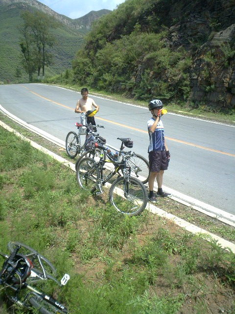 领队去洗澡了--我们猜的