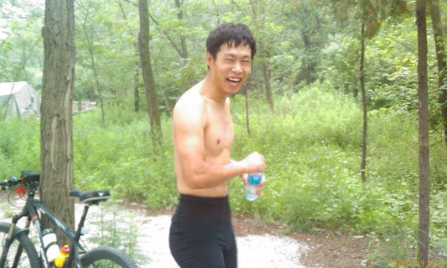 丁大虫半祼出镜