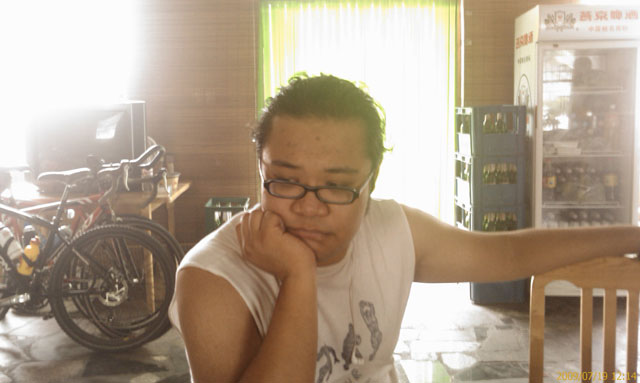 小T郁了闷了：我这一身肥肉，没啥可亮啊？！