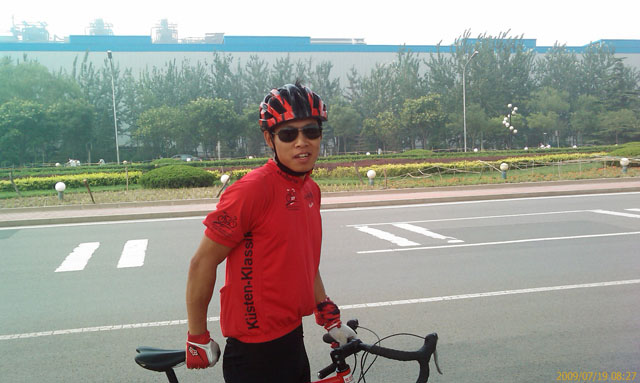 瘸变态很不服气地闷骚