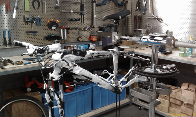 回程，老山TREK店，千年不遇之某人座驾，极品脏。帅哥技师给喷上泡沫清洗液，扮靓中。知道车的主人是谁吗？ ...