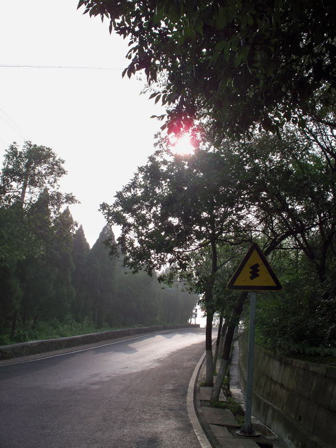 戒台寺的方向已经出了太阳，地面有些湿