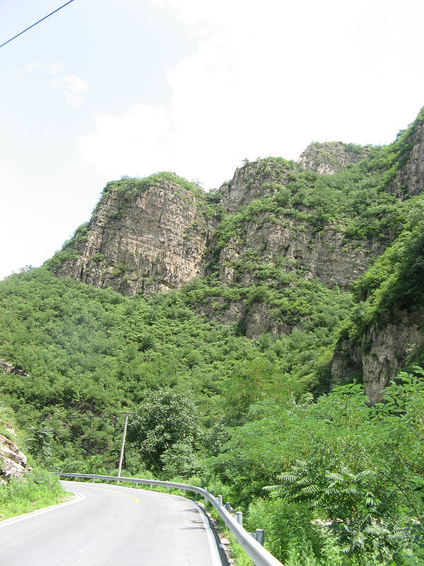 下坡路段周围山景不错,只是无暇停车拍照