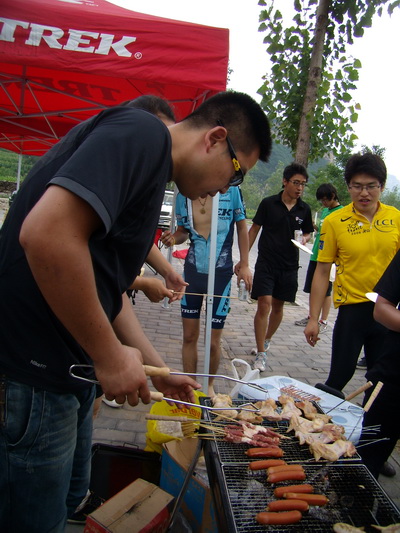 骑车里羊肉串他烤的最香；烤羊肉串里的他车骑的最棒！