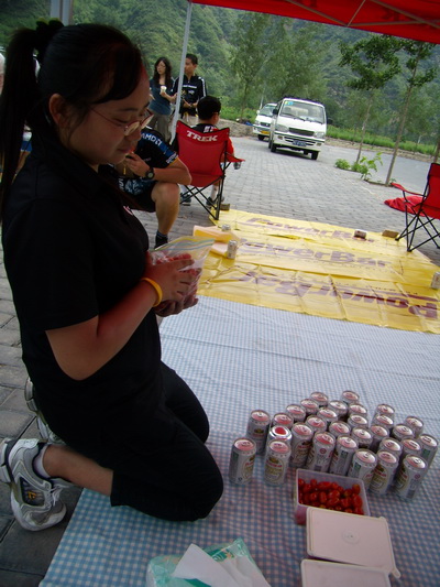 “喝俩脸红，喝四个头晕，如果我把这一堆全消灭了。。。嘿嘿！”