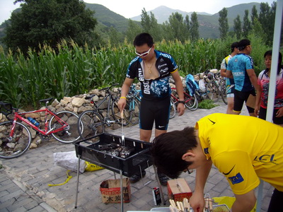 黄衫同学冲到终点就为了支火拷肉，屈才了。。