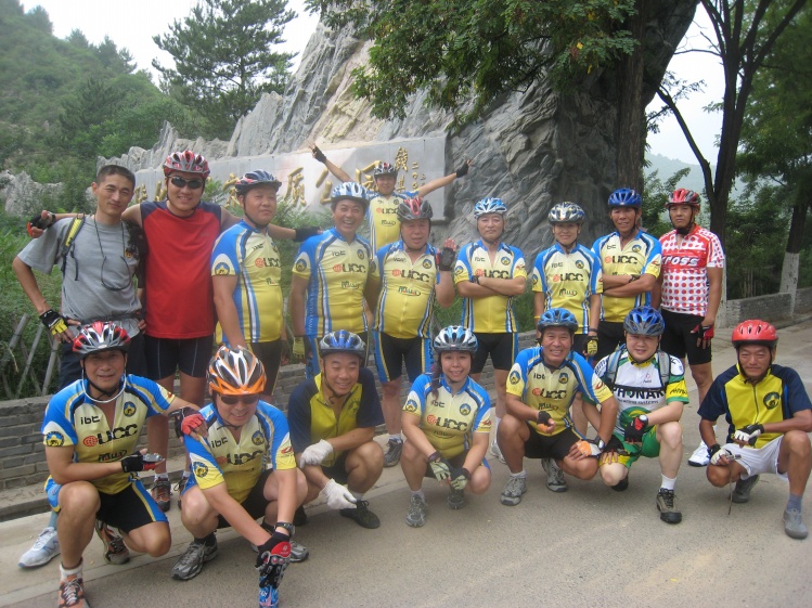 到达了硅化木国家地质公园的大标志旁。其实该公园应该是方圆好几平方公里。 ...