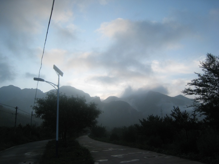 早晨五点多，太阳还没出来呢。