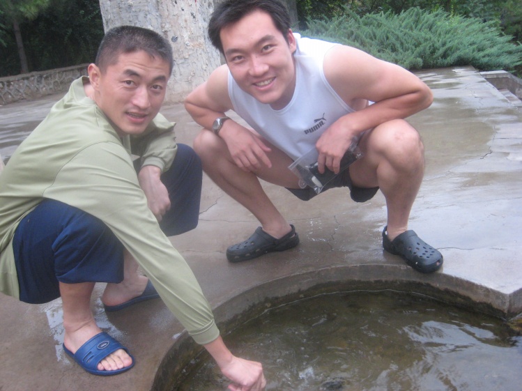 一个向外冒水的小池塘