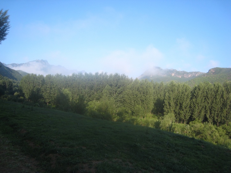 蔚蓝的天空映衬着青山，空气清新。