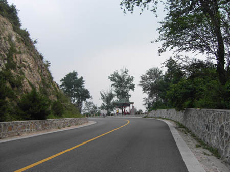 山顶的凉亭~ 雨儿拍滴~