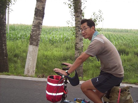 贫农，边骑车边忧国忧民~雪地拍滴~