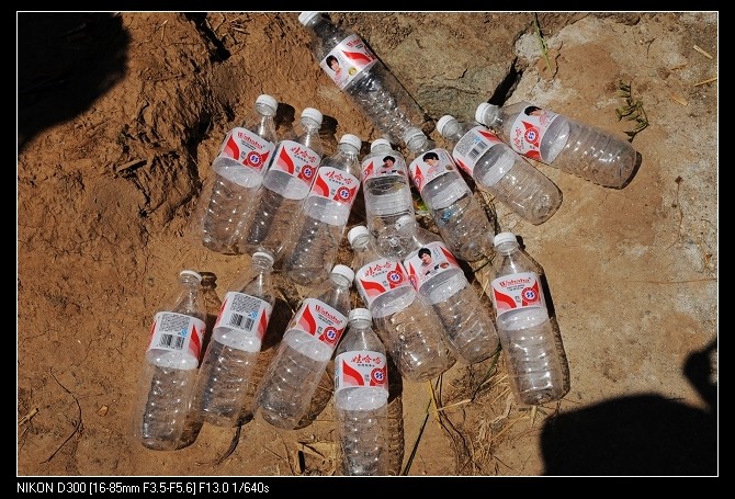 5个人16瓶水 还没喝饱 甚至有人水壶还是空的！