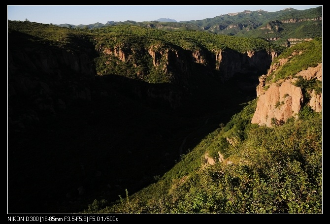 仔细看沟里有条路 就是顺着这条路上来的
