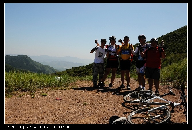 不容易终于到第一座山的山顶了此时大家弹尽粮绝了！