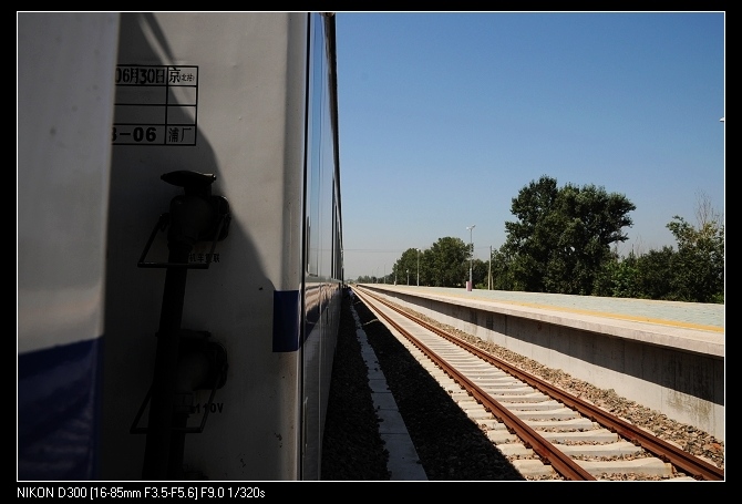 注意看天空！火车方向是北京！