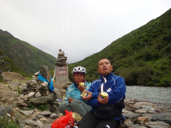 想模仿小拐的望向远方的姿势，无奈弄巧成拙