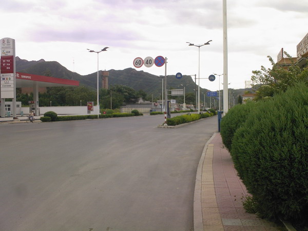 空空的潭柘寺镇