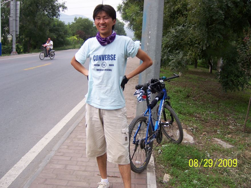 和我路上偶遇的车友，最早到的石门营环岛，聊天得知因为觉得活动强度小，自己先爬了趟香山后赶来的，无语了..... ...