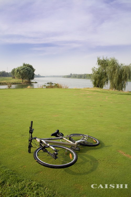 躺在果岭上果然很舒服