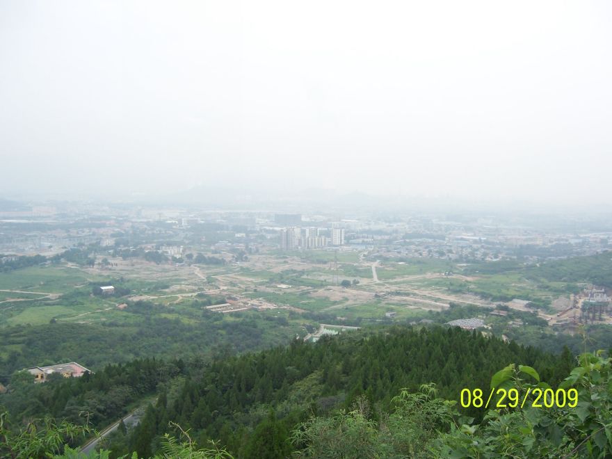 回望京城，再有几年估计山下也会被高楼侵占了，绿色越来越少了......