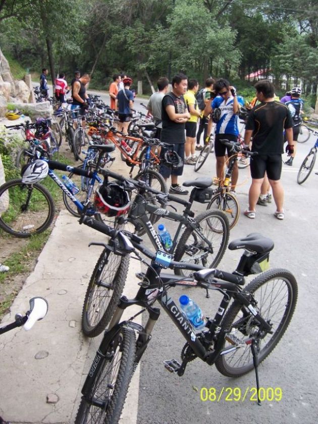 中间的墨镜帅哥一会儿背到外胎都爆掉，轮组都铬坏了，同情一下...