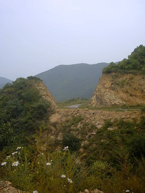 悬崖边上，小心减速