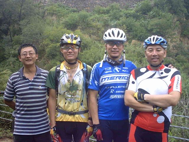 上苇甸于沟村幽谷深潭前整张合影