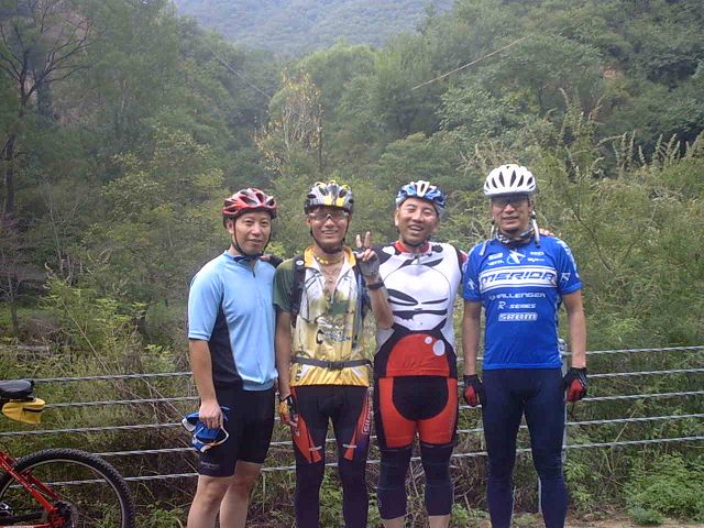 ，没三脚架，换人继续合影