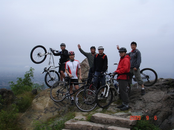 模仿无间道封面鬼笑石合影