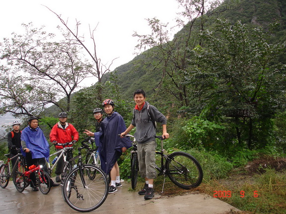 山腰合影，下着小雨