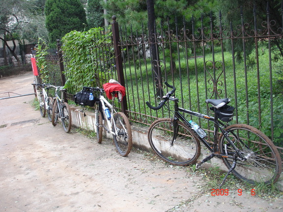 车轮上多贴二斤泥