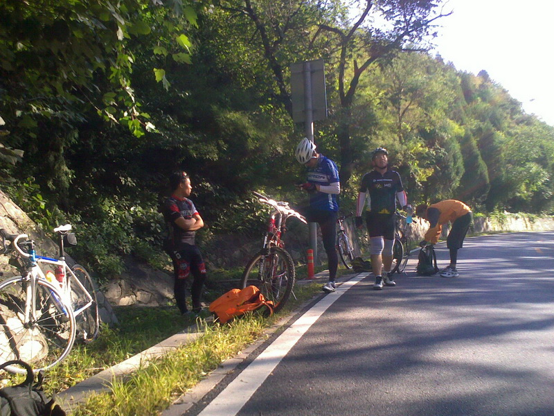 隧道前等待CHINA