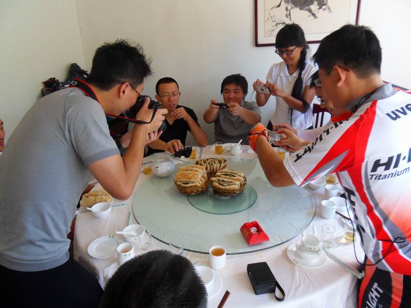 好像是硬条说吧：车模都没这待遇！！！ 说 你这相机是不是为拍车模买的！！！ ... ...