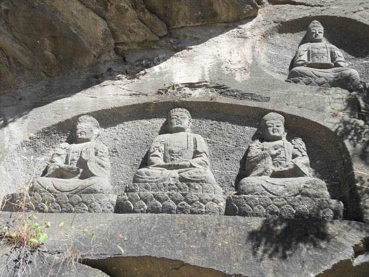 石刻雕刻年代不详 村民也不知道~~~