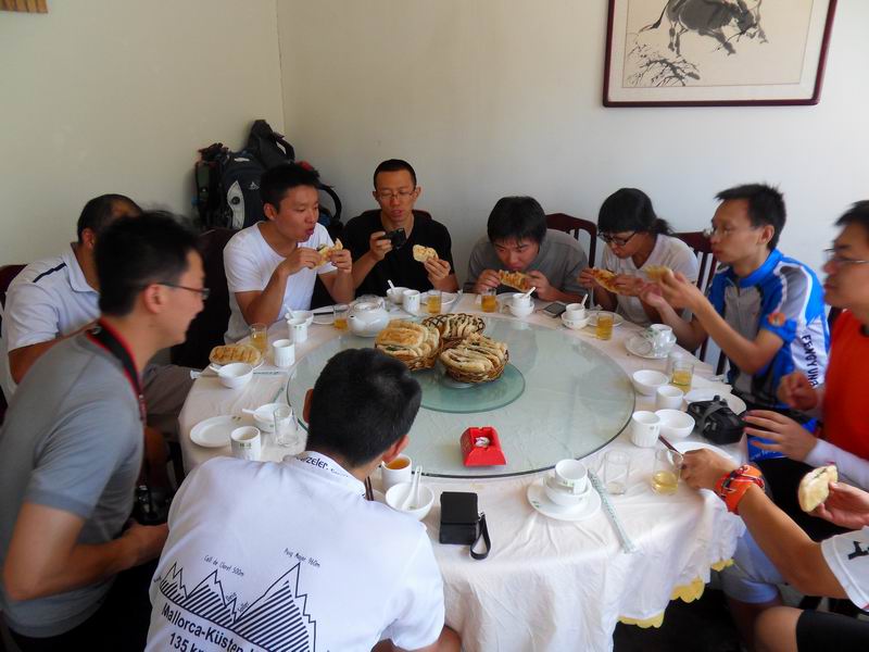 原形毕露 什么淑女啊绅士啦~~~ 在物质食粮面前都玩去 哈哈哈