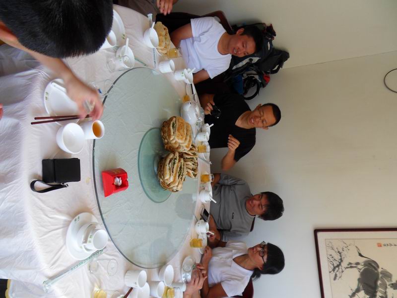 图中人物看上去很矜持~~~ 请注意观察眼神儿 明显是甭不住了 哈哈哈